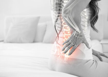 Dolny odcinek pleców ból - podświetlonego kręgosłupa kobiety z bólem pleców
